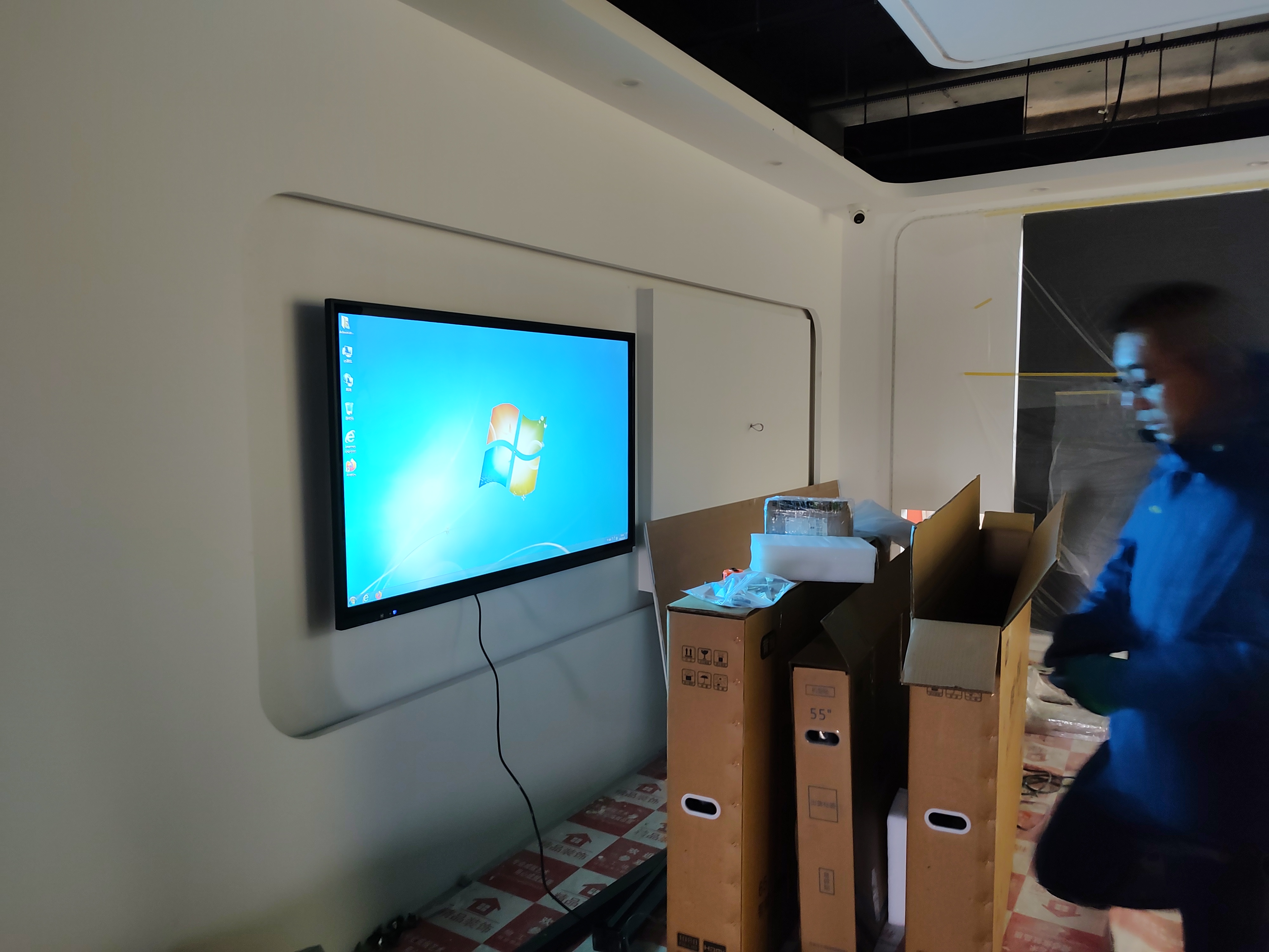 吉林吗四平公主岭某多媒体展厅65寸查询一体机