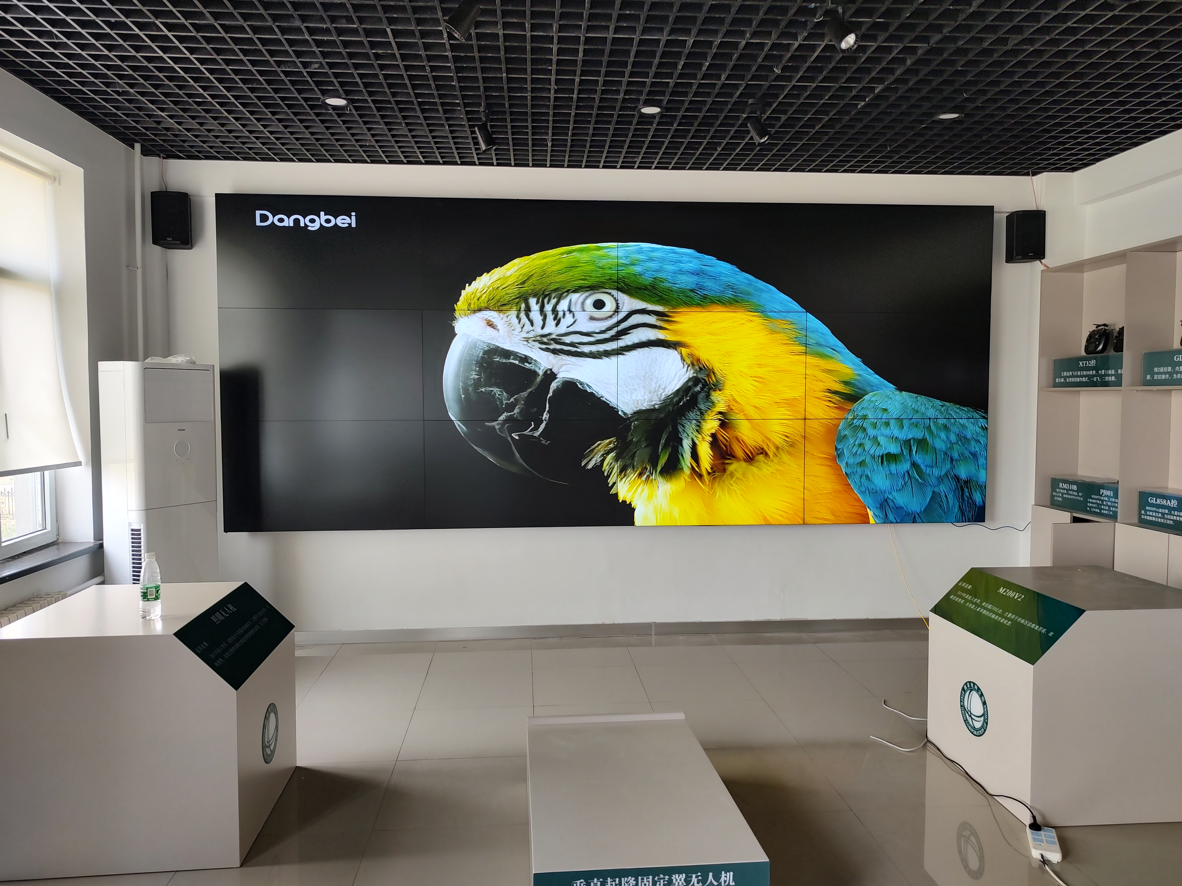 鞍山某单位12块55寸0.88拼缝拼接屏安装调试完毕