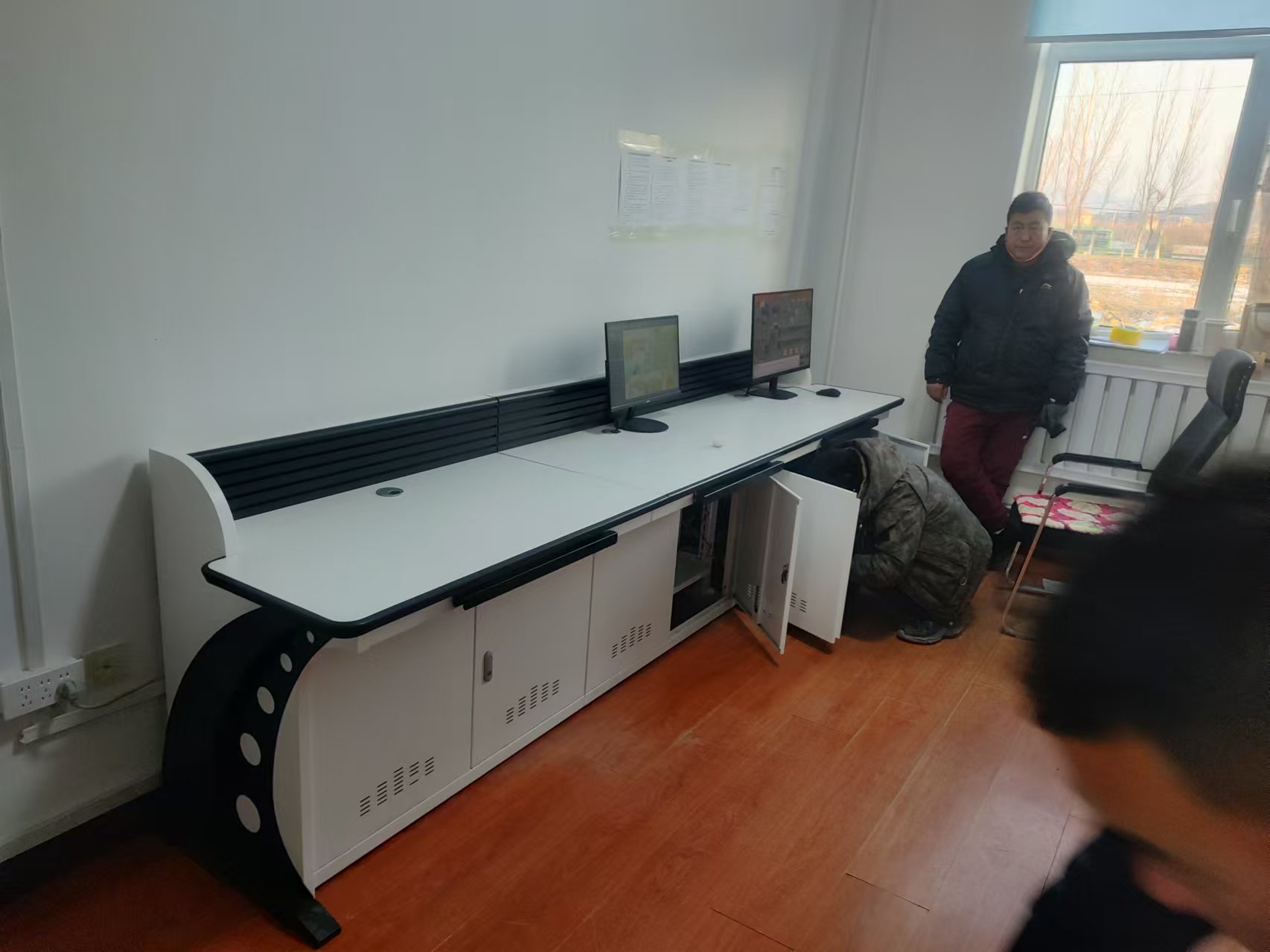 本溪某工厂操作台项目安装完毕