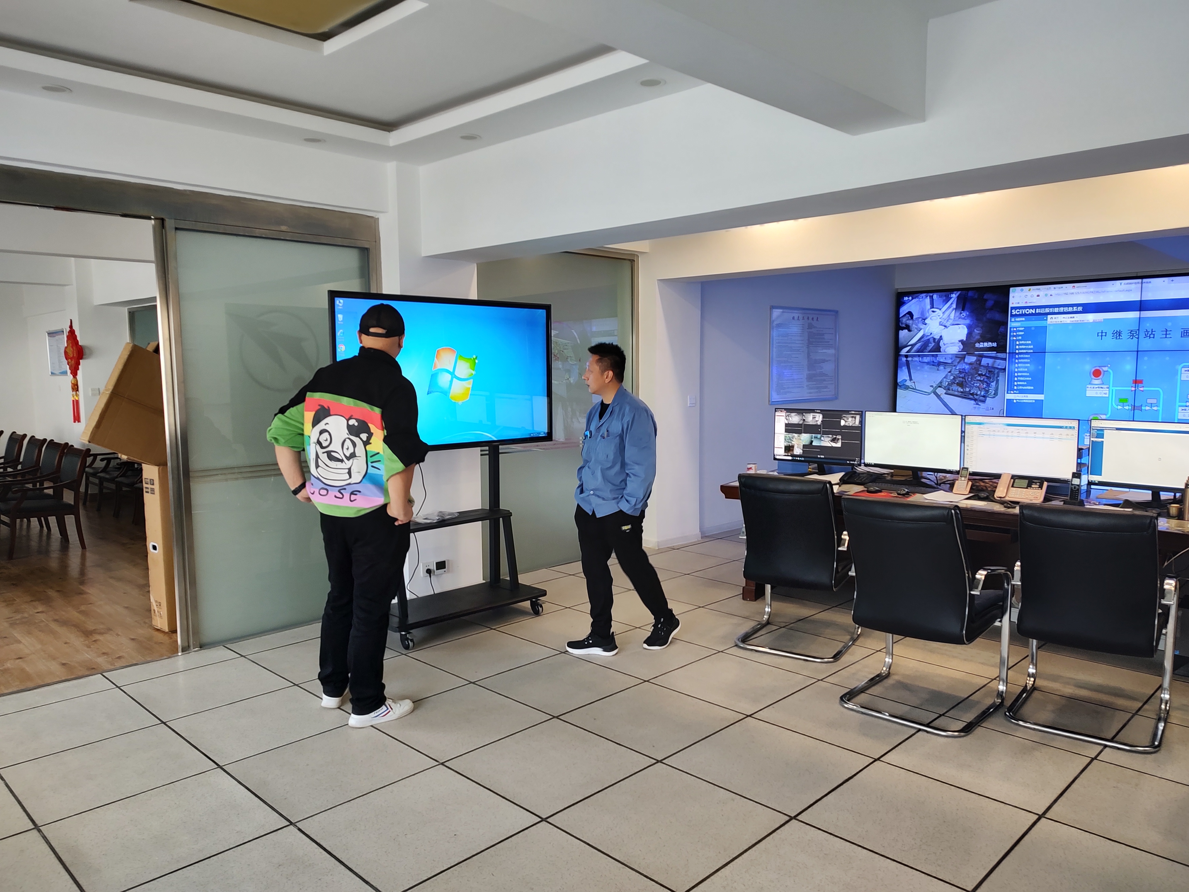 抚顺某单位65寸触控一体机安装调试完毕