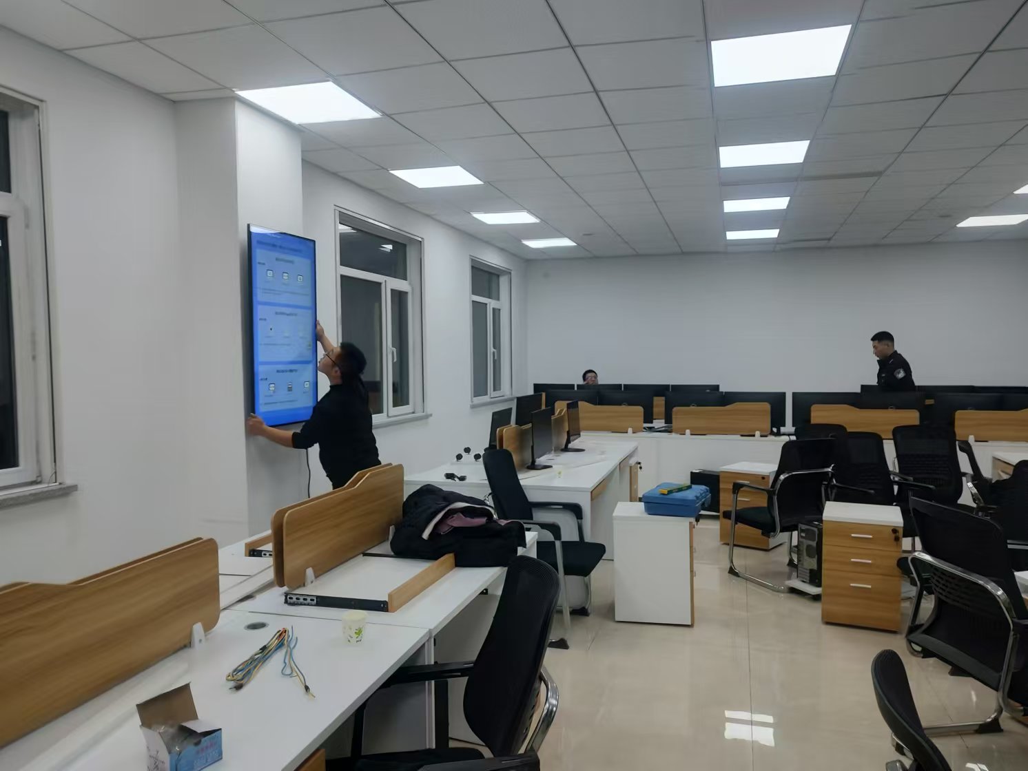 沈阳某单位50寸广告机安装完毕