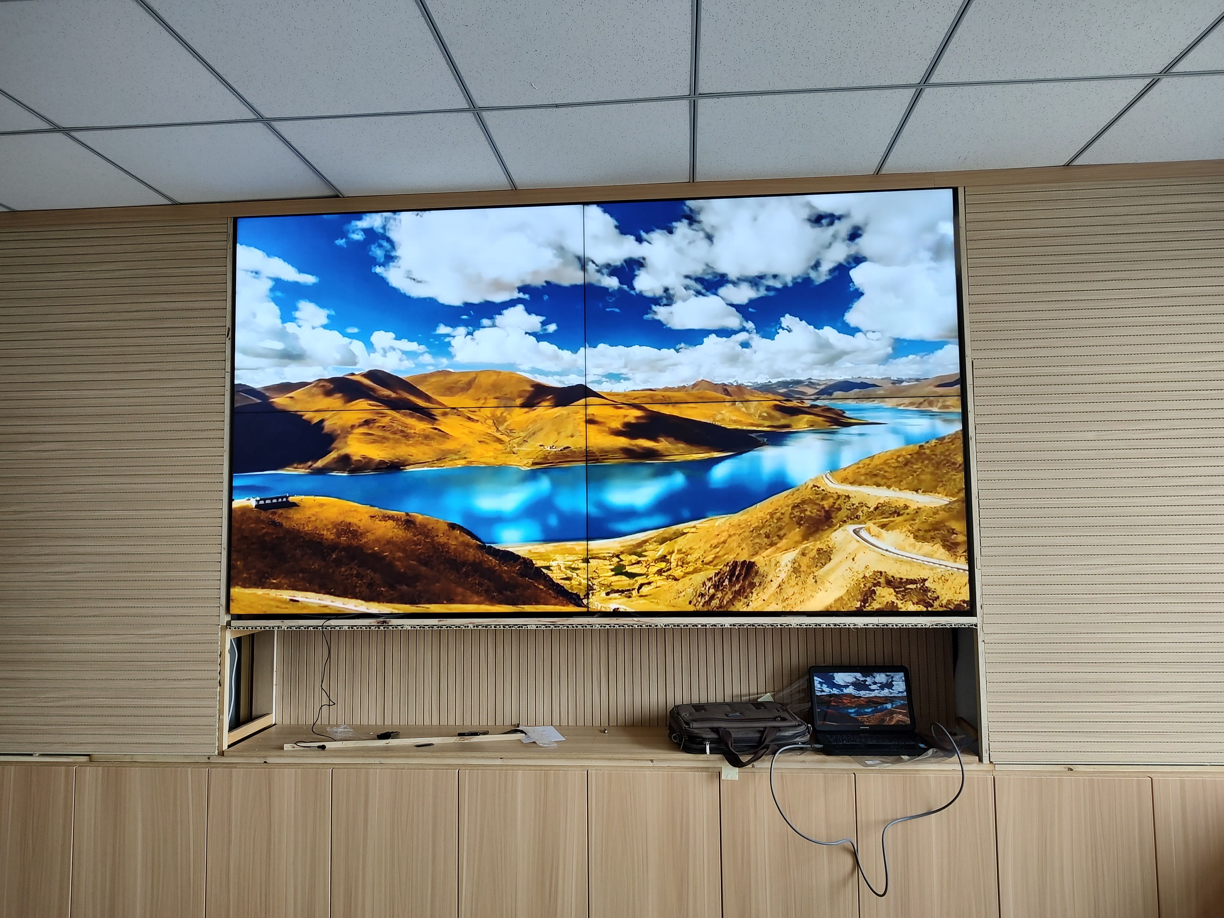 法库政府会议室4块55寸拼接屏安装完毕