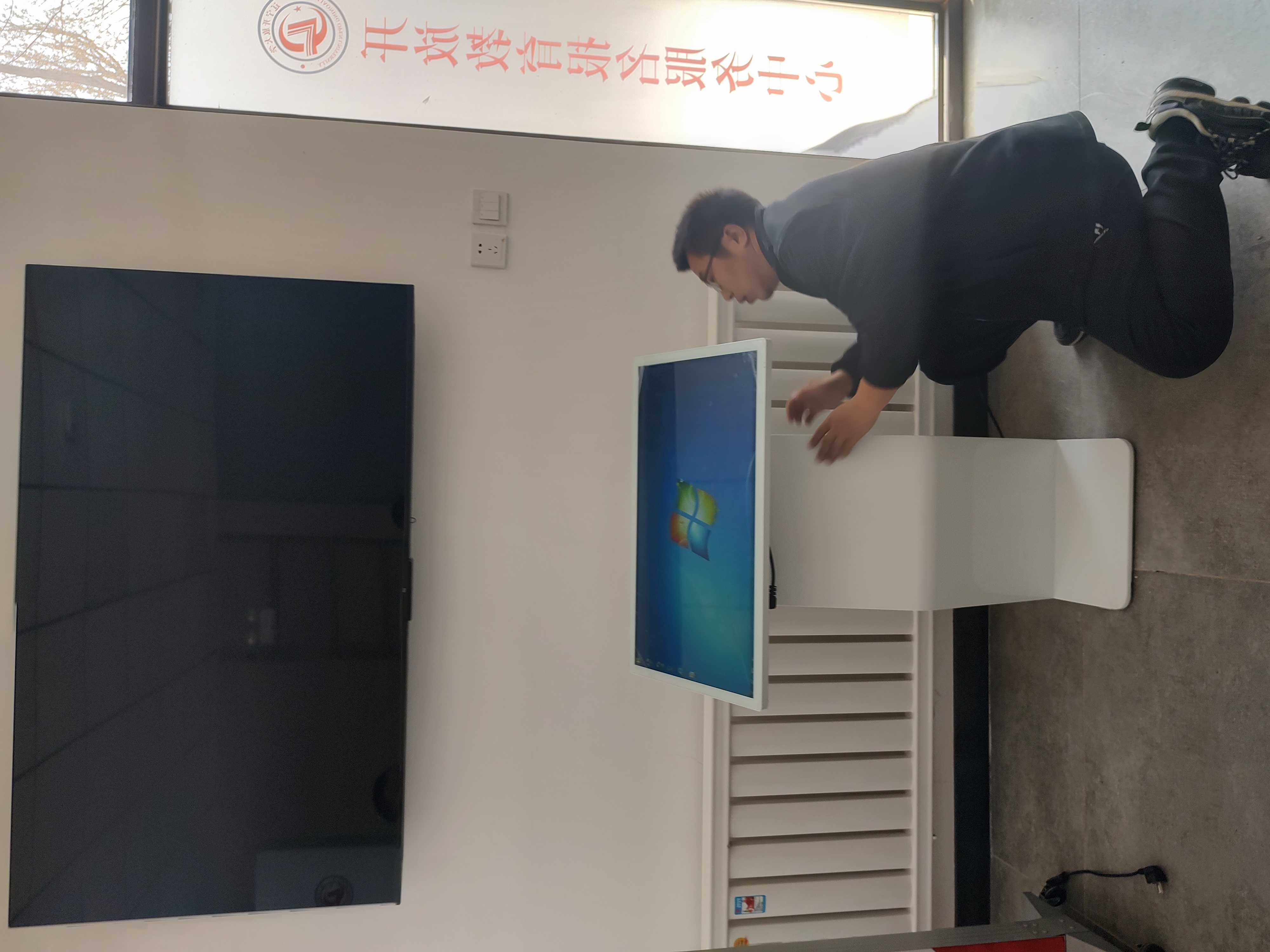 沈阳某学校32寸一体机安装完毕