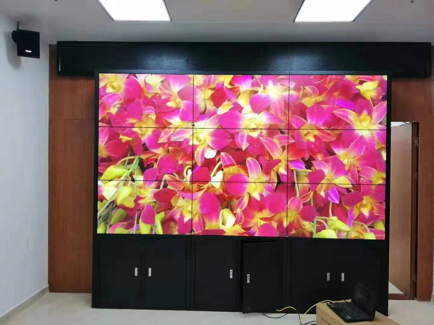 某公司9快55寸拼接屏项目