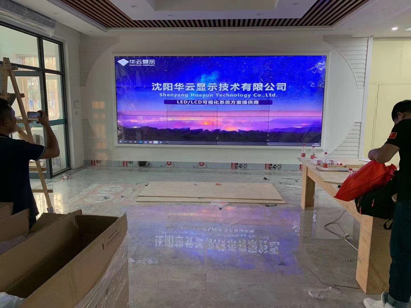 某公司12快拼接屏顺利验收