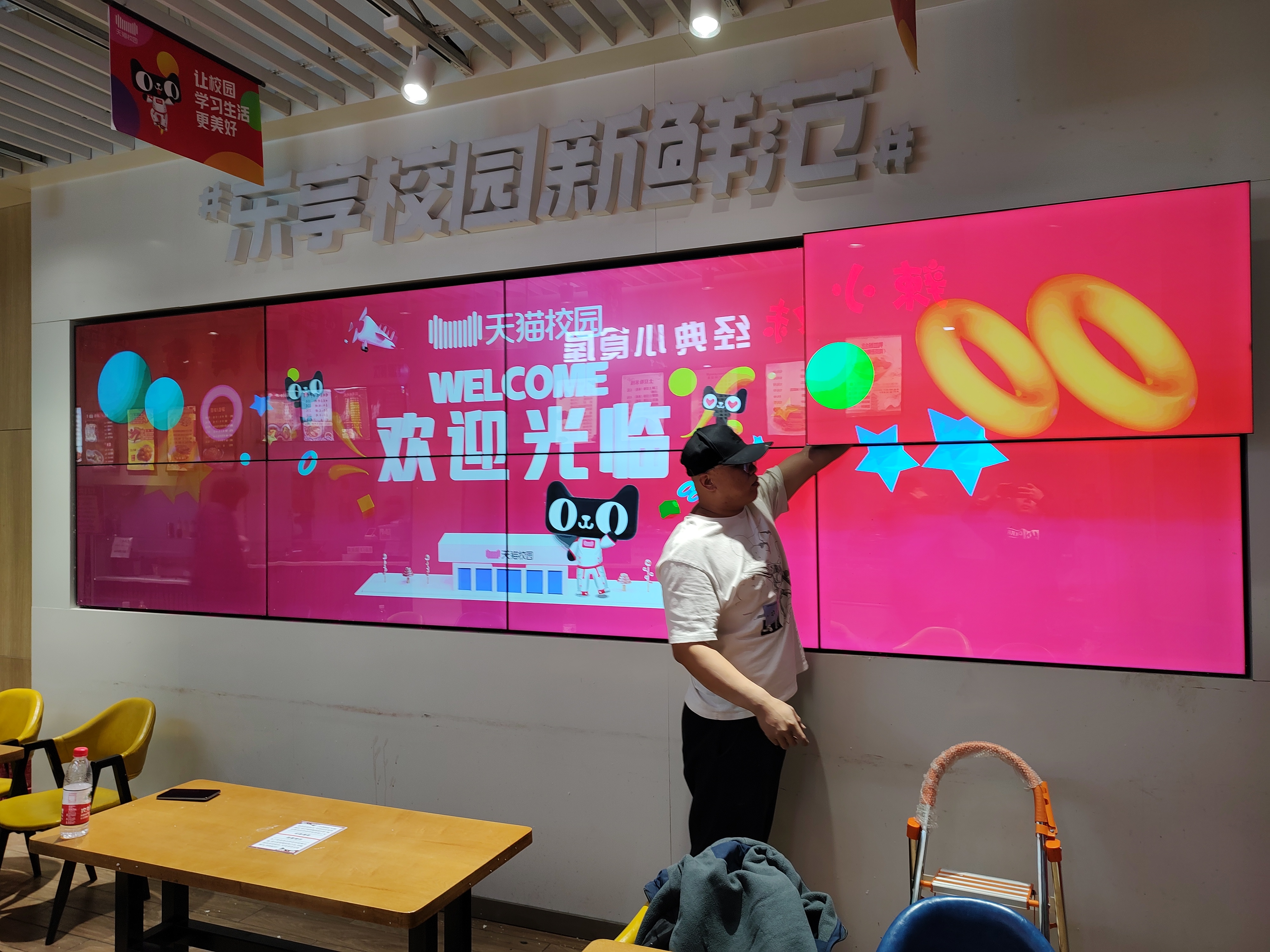 沈阳某商场8块55寸拼接屏项目