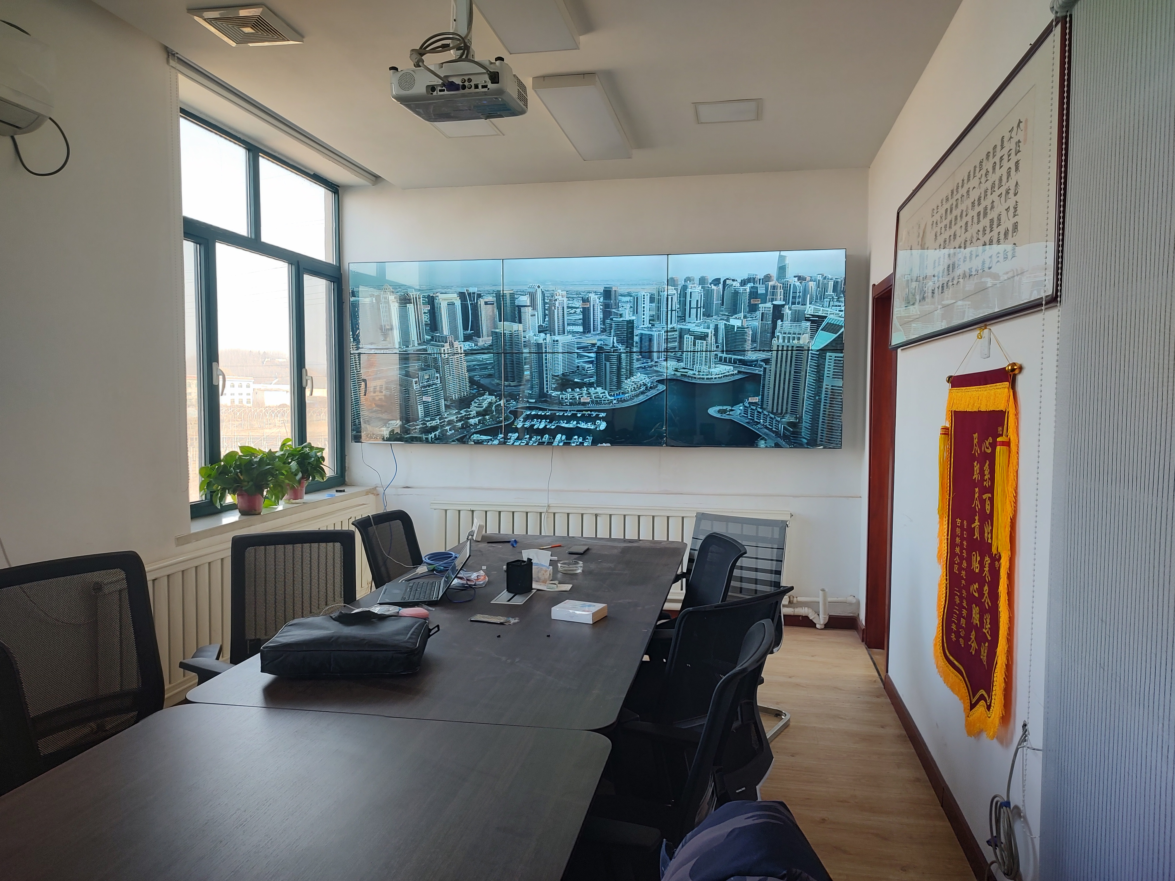 营口某单位6块55寸3.5mm拼缝拼接屏调试完毕